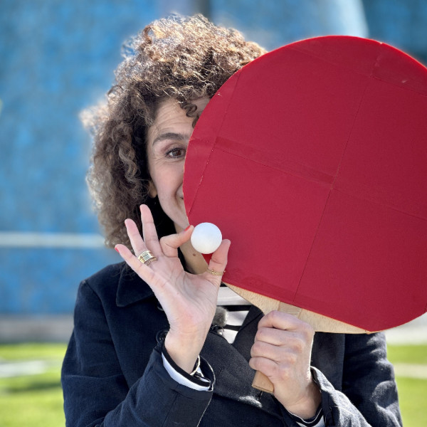 Nora Abu-Oun mit übergroßem Tischtennisschläger 