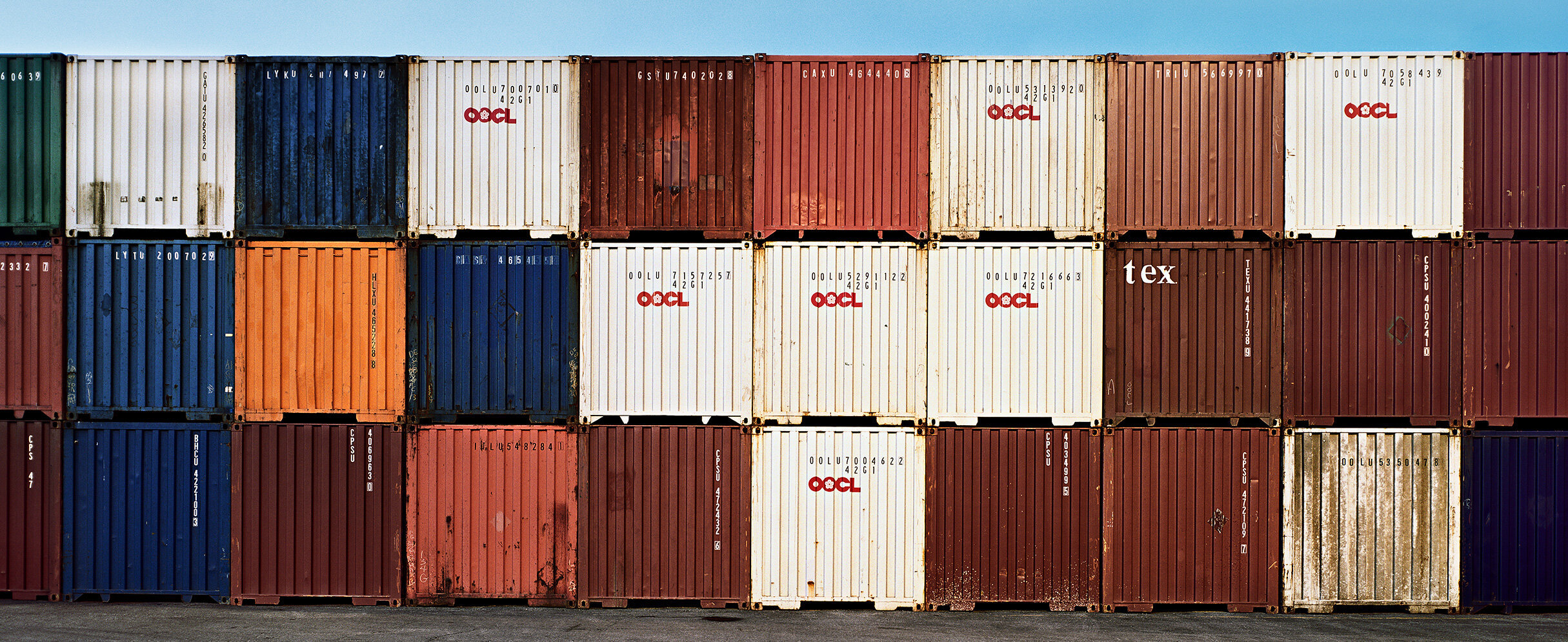 Foto zeigt übereinander gestapelte Seecontainer.