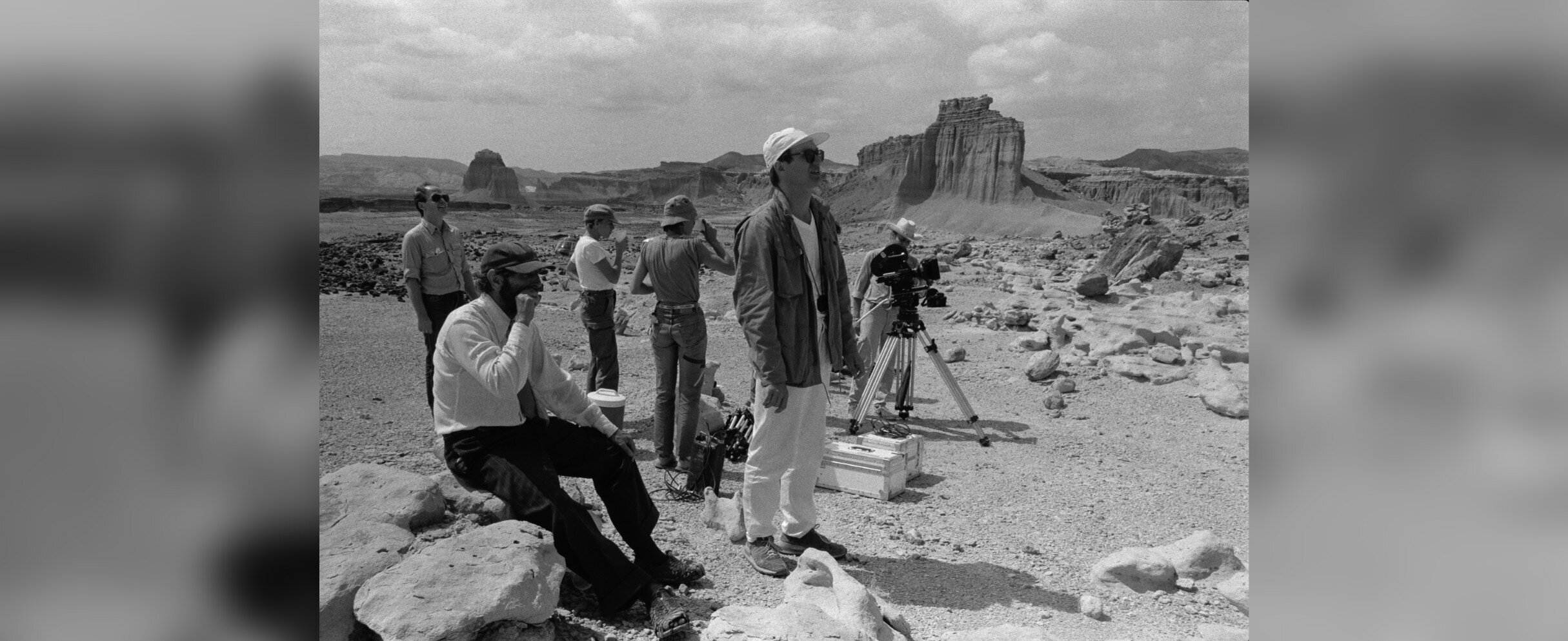 Harry Dean Stanton, Claire Denis, Wim Wenders, Robby Müller und weitere Mitglieder der Filmcrew bei den Dreharbeiten zu Paris, Texas von Wim Wenders