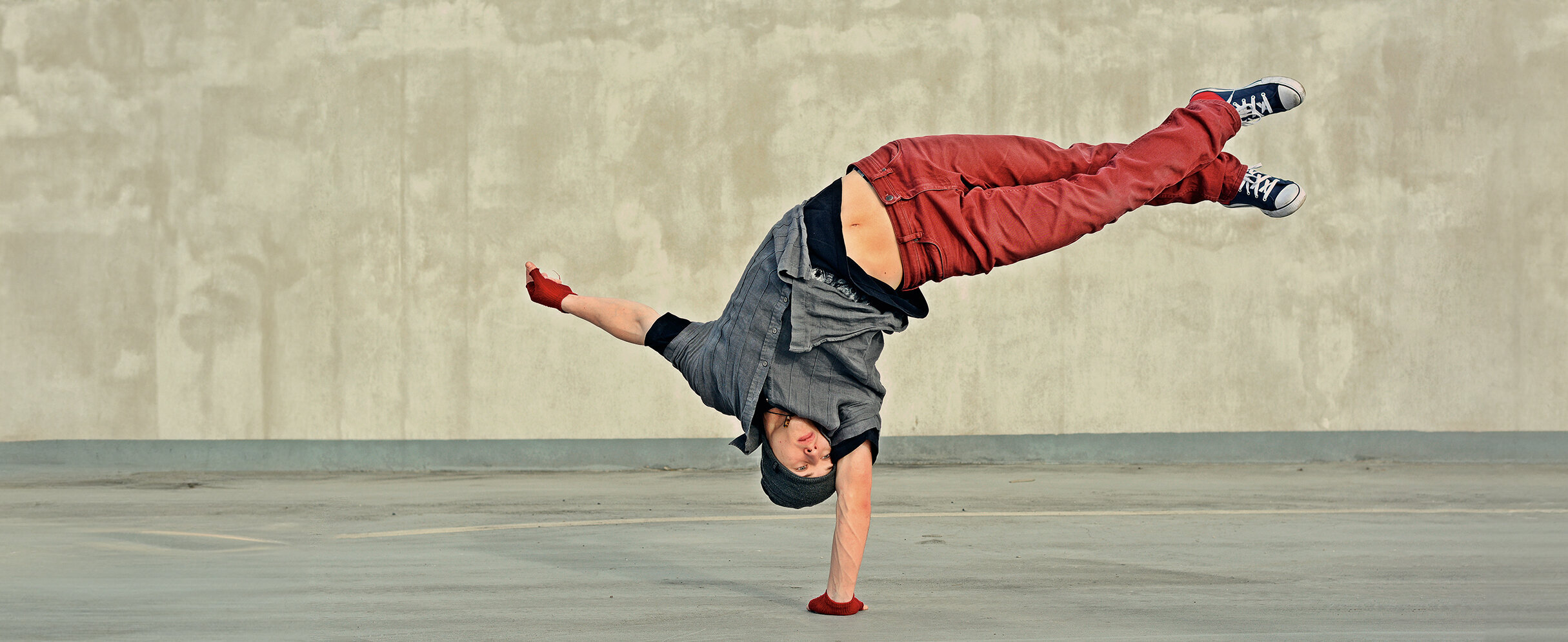 Foto: Ein Teenager tanzt Breakdance auf der Straße.