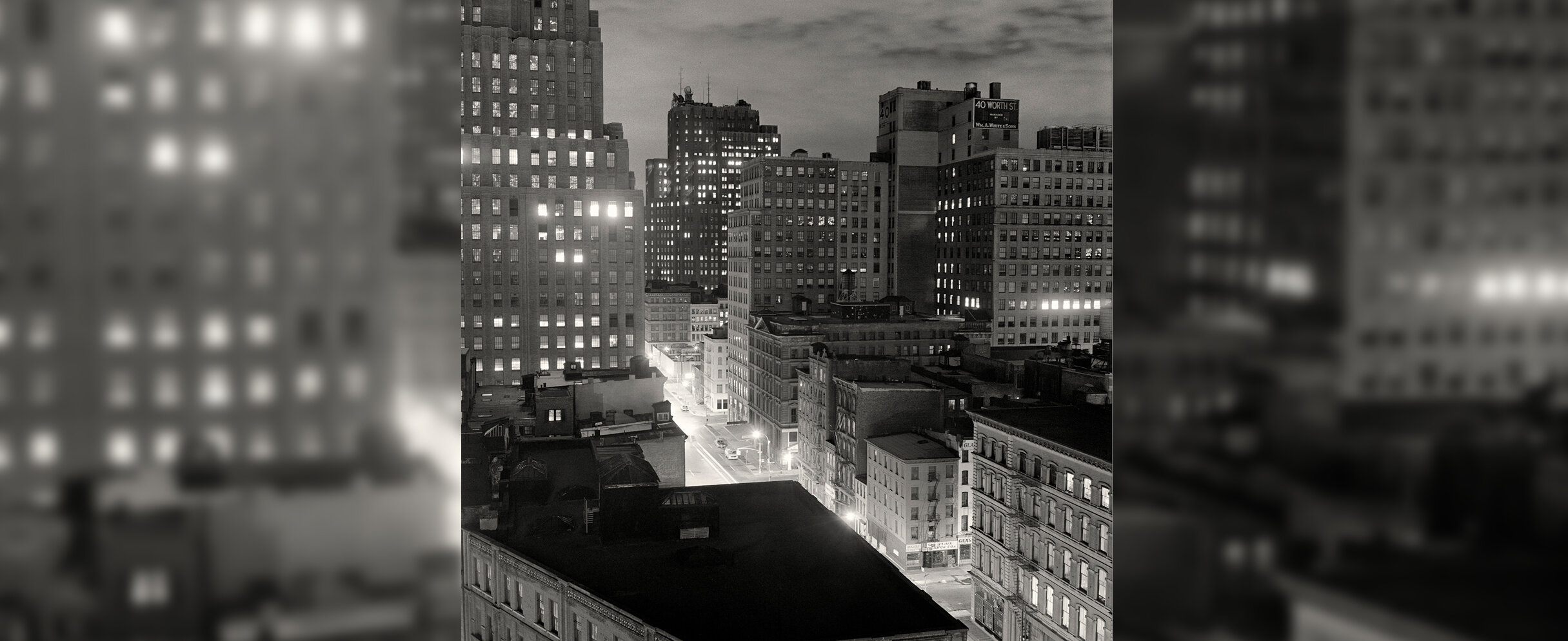 Foto von Peter Hujar zeigt ein Stadtpanorama bei Nacht.