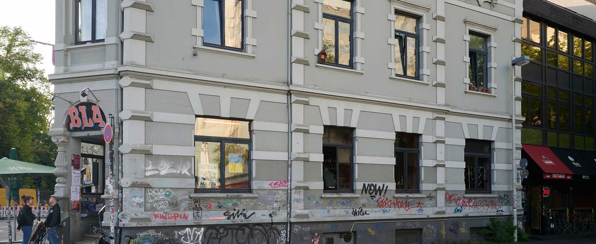 Foto zeigt den Eingang einer Bar in Bonn.