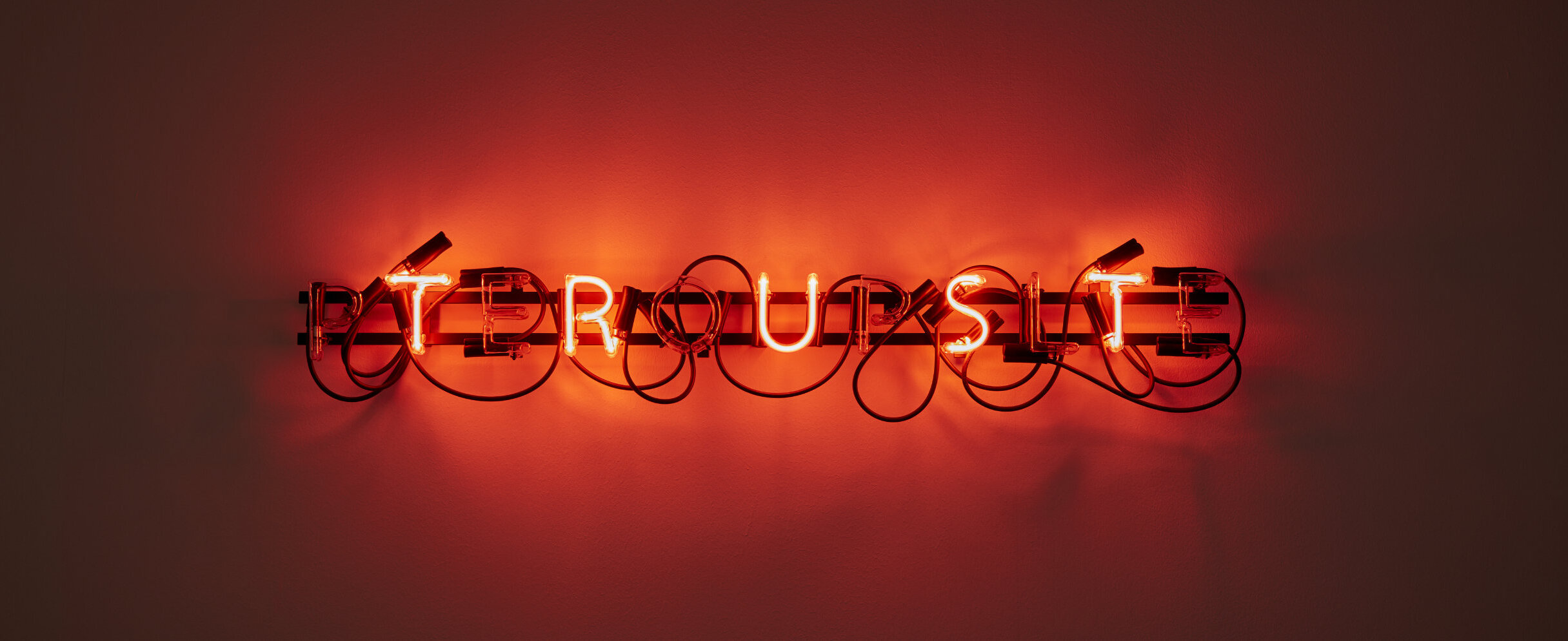 Das Wort "Trust" als Leuchtschrift