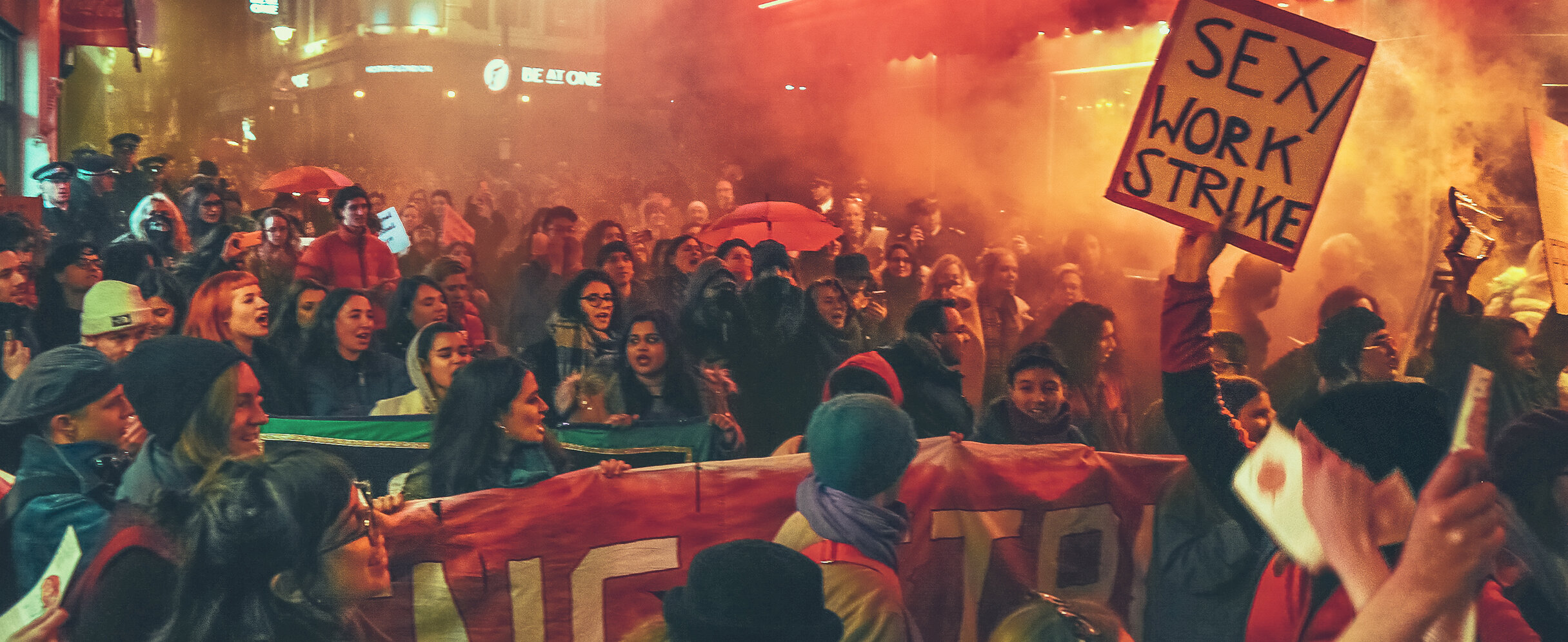 Foto zeigt Frauen die in London auf dem Internationalen Tag der Frau für ihre Rechte demonstrieren.