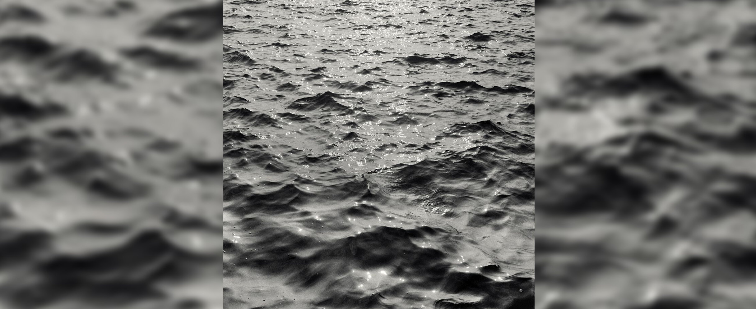 Foto von Peter Hujar zeigt Wasser mit Wellen.