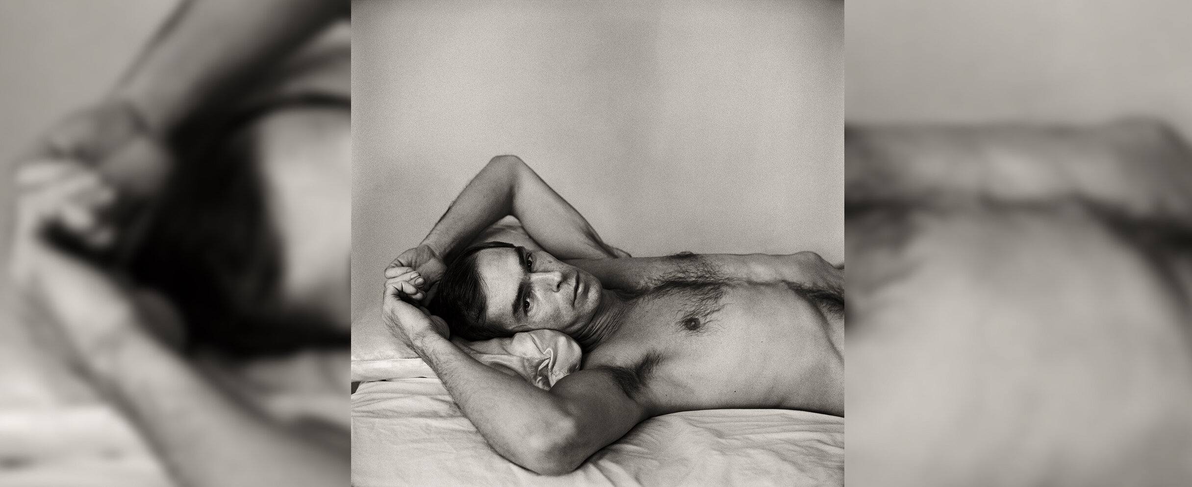 Foto zeigt Peter Hula mit nach oben verschränkten Armen nackt auf dem Rücken liegend.