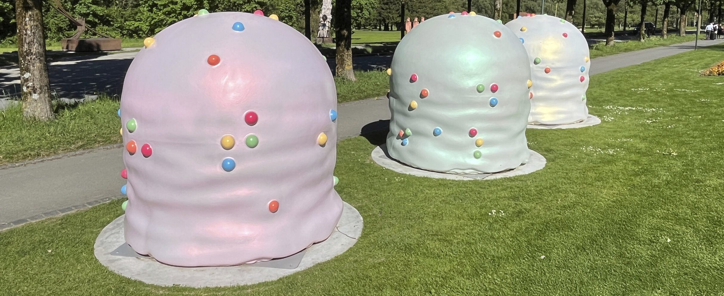 Bunte Schaumküsse als Skulpturen im öffentlichen Raum