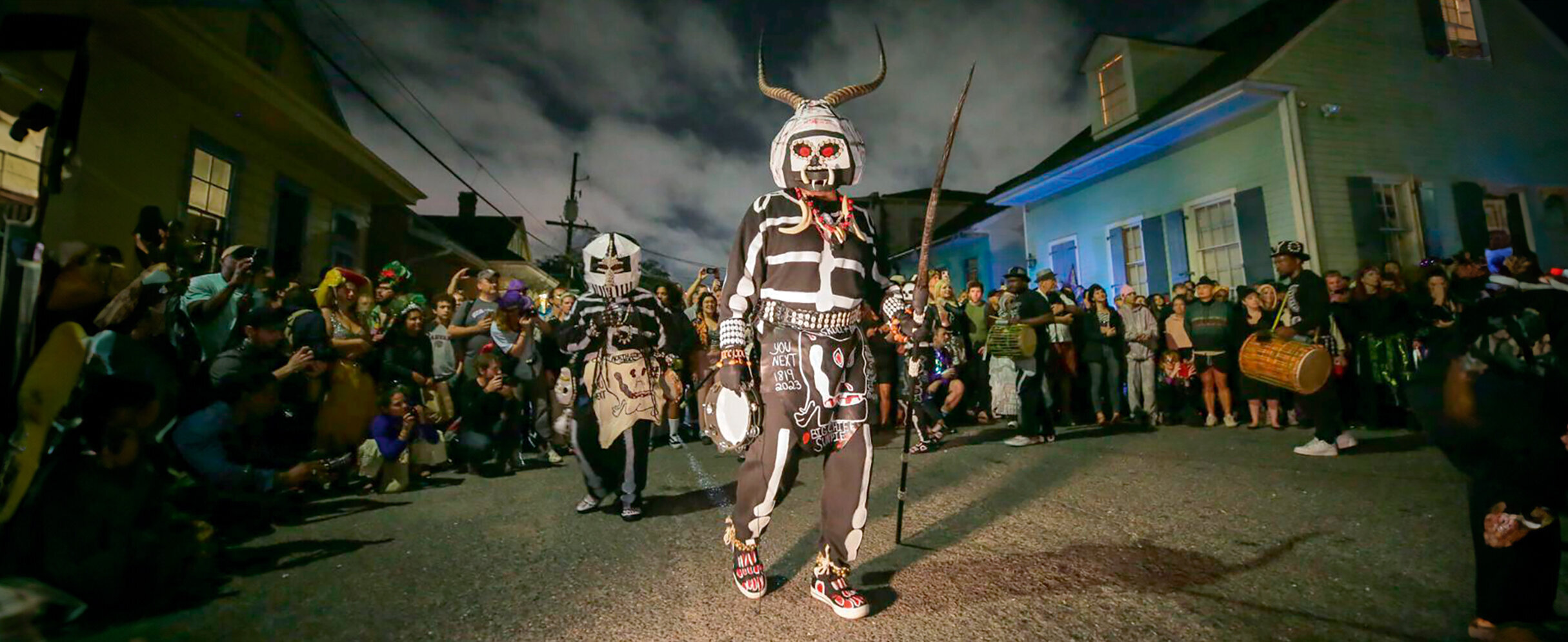 Foto: Tänzer mit Afrikanischen Wurzel tanzen auf der Straße.