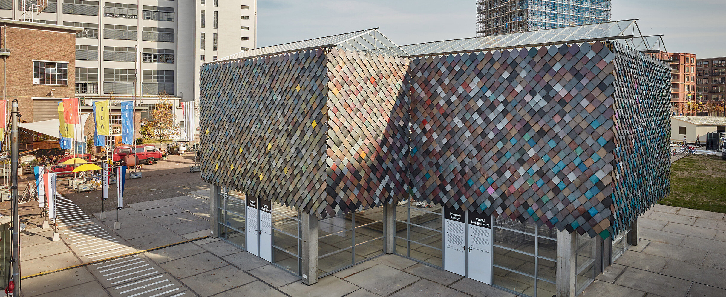 Foto zeigt einen Pavillon mit nachhaltiger Plastikfassade in Eindhoven.