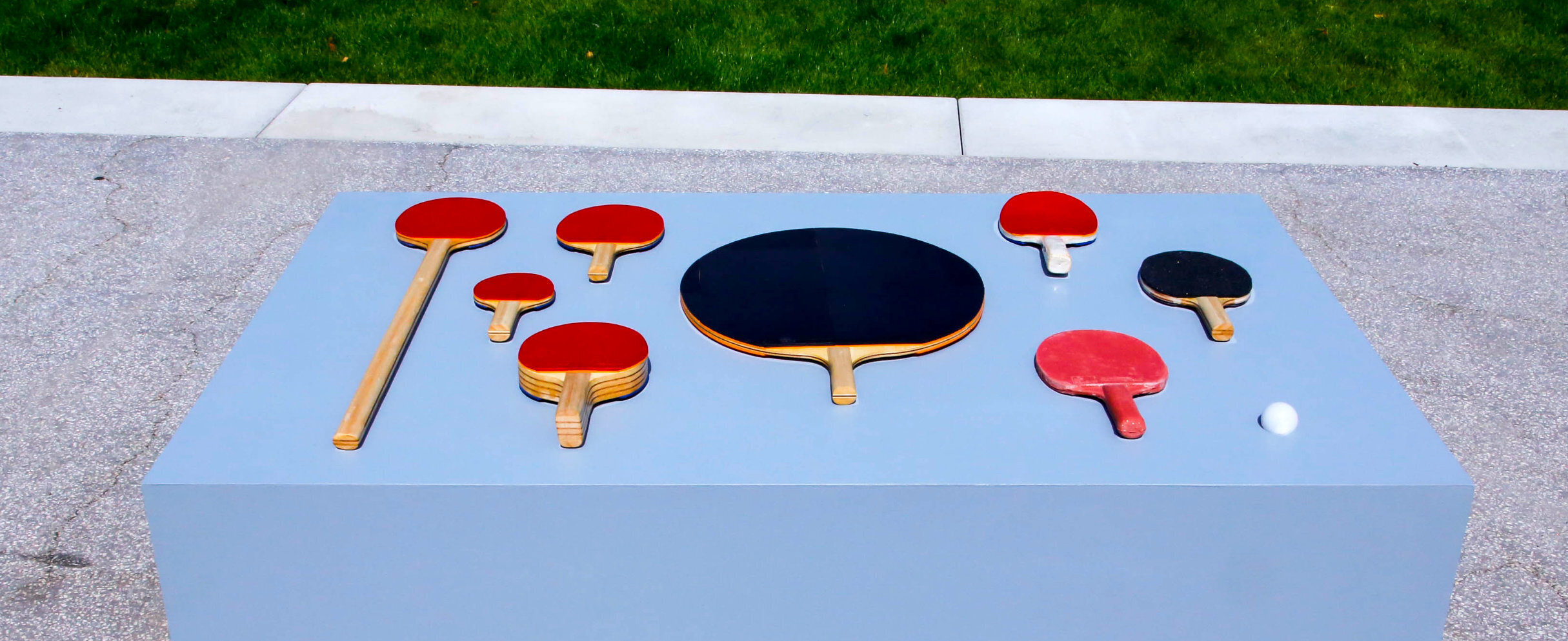 Viele unterschiedlich geformte Tischtennisschläger