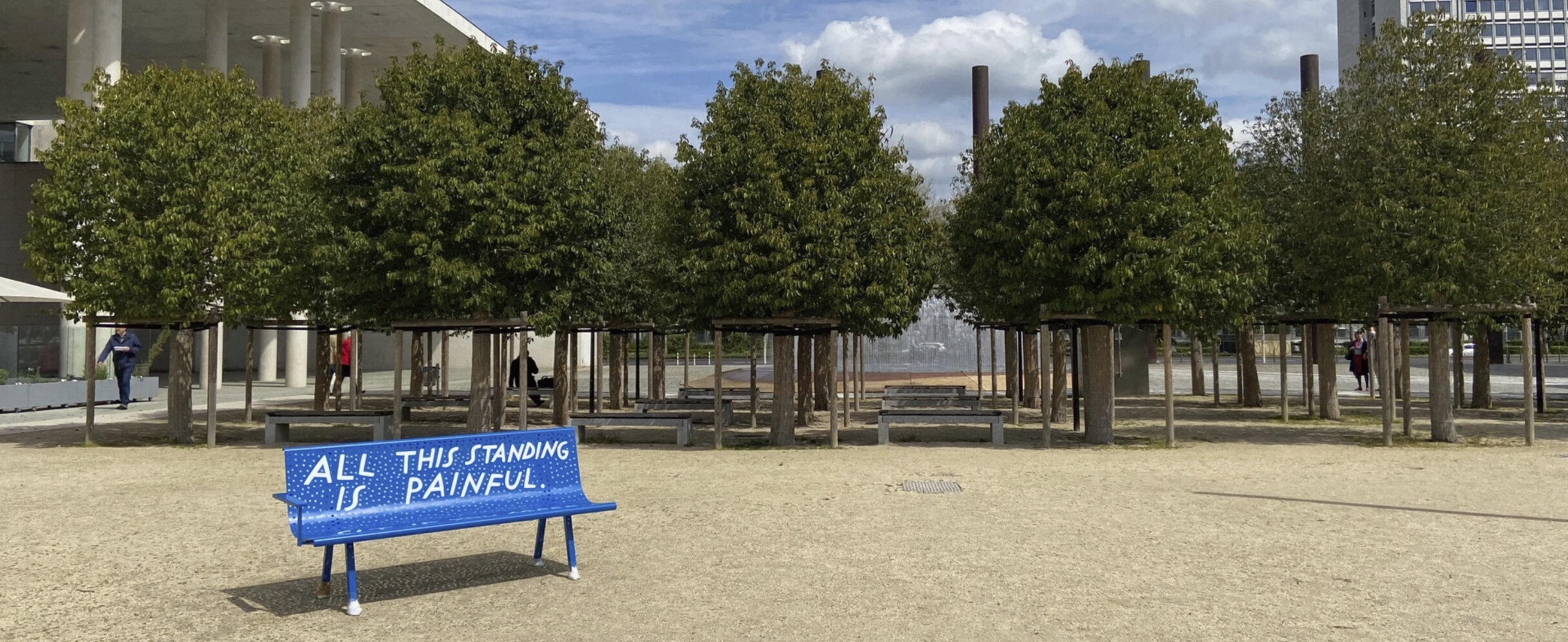 Blaue Bank auf dem Museumsplatz