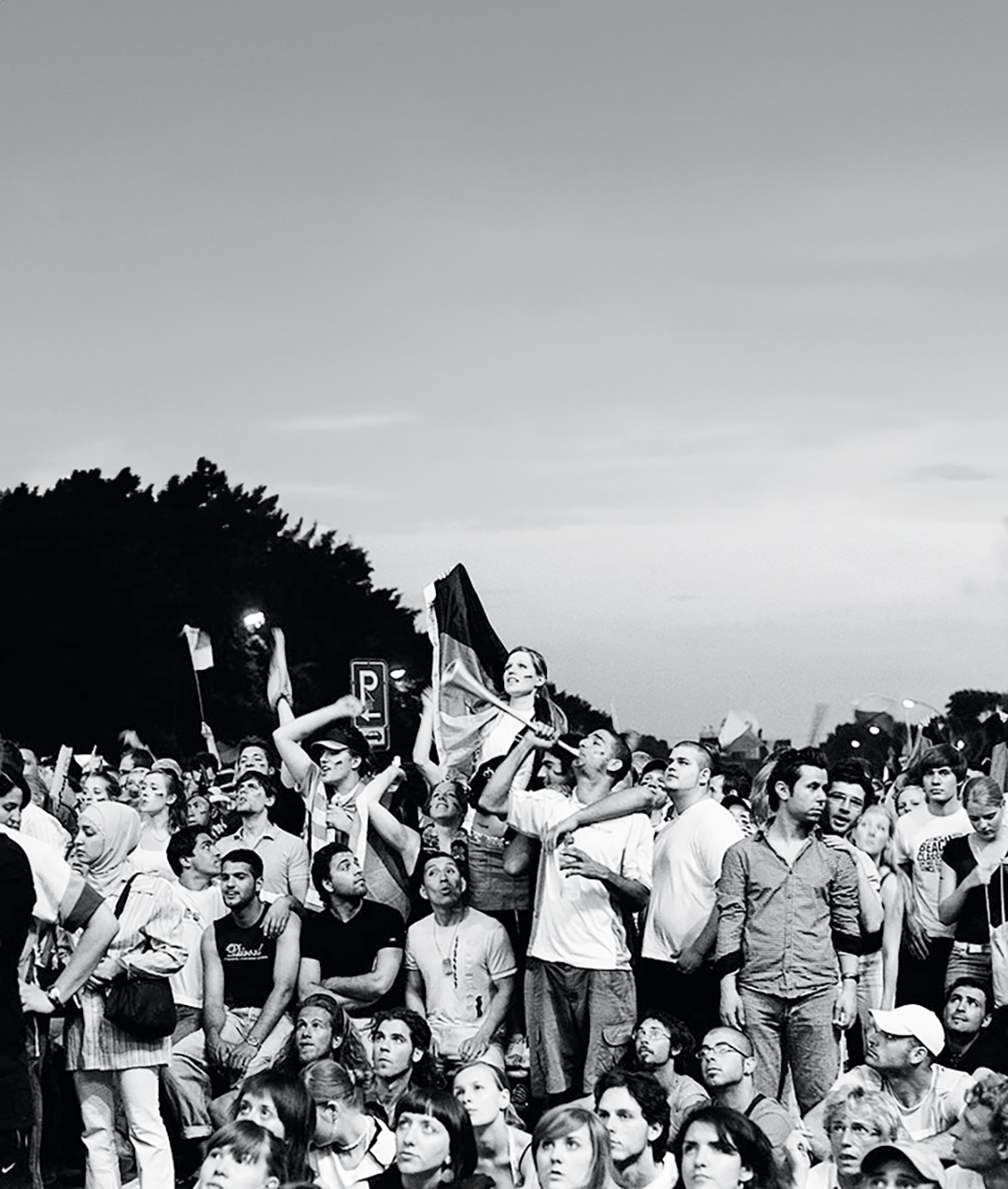 Foto zeigt eine Vielzahl von Menschen während einer Parade.