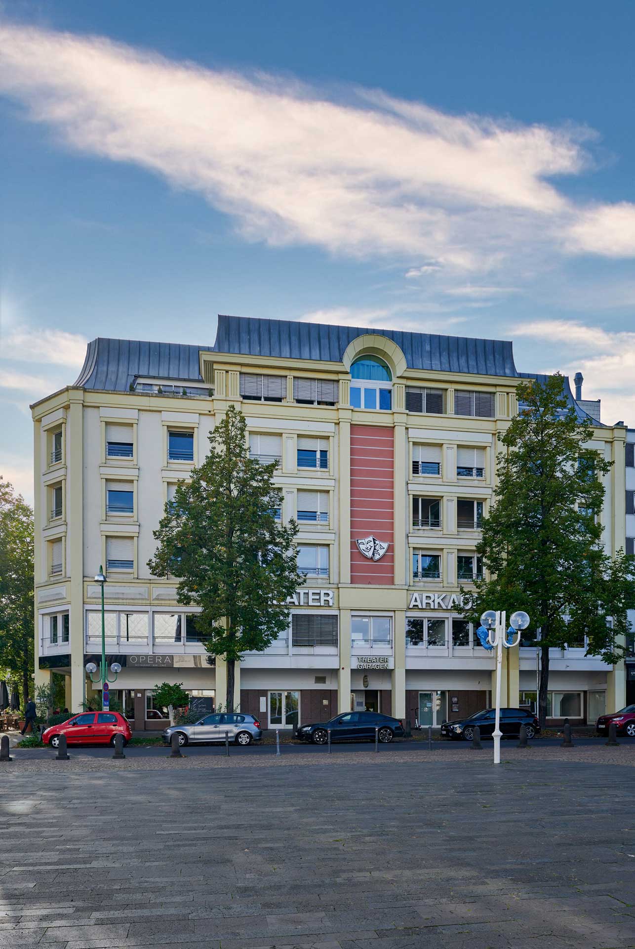 Foto zeigt die Theaterarkaden in Bonn.