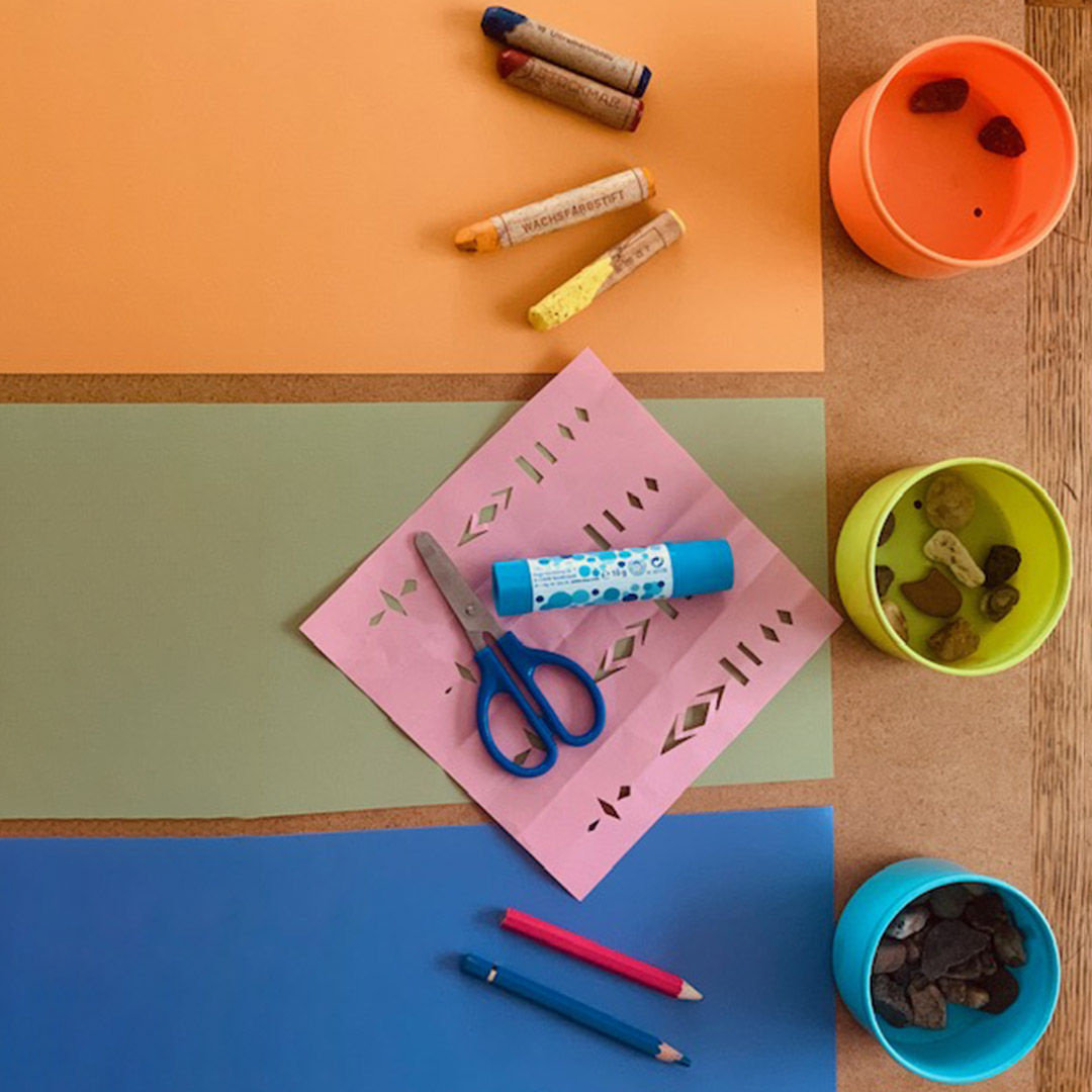 Foto zeigt Papier und Bastelmaterial