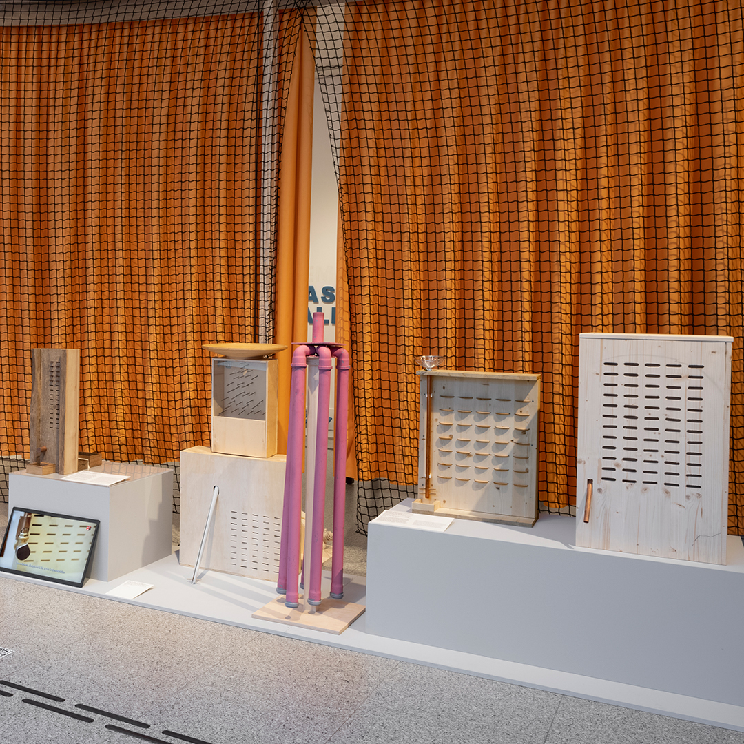 Installationsansicht: In der Ausstellung "Demokratie" werden antike Wahlmaschinen (Kleroterion) gezeigt.