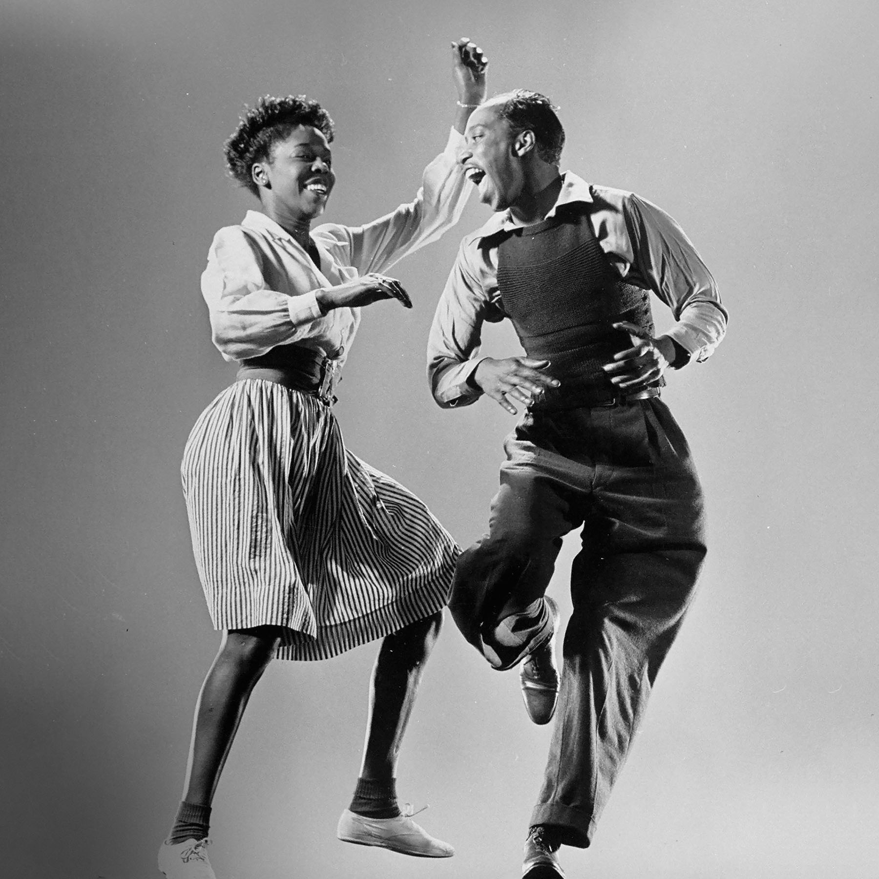 Paar tanzt Lindy Hop
