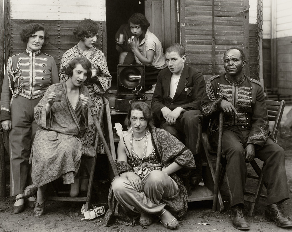 Foto von August Sander zeigt Zirkusartisten, 1929–1932.