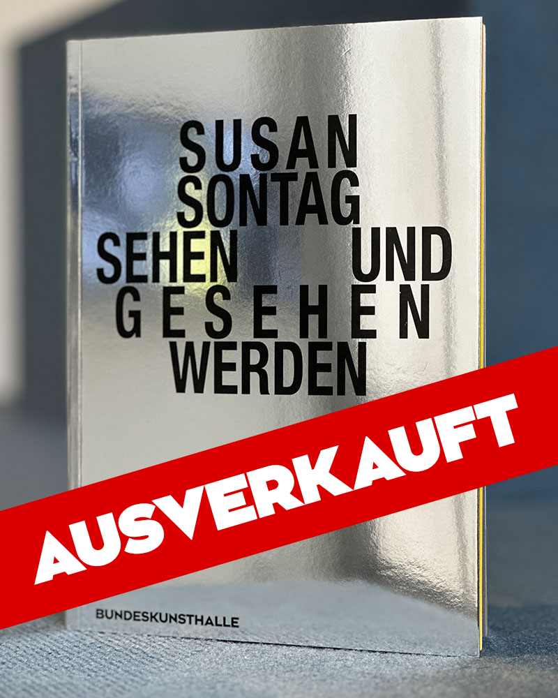 Cover des Ausstellungskatalogs. Titel auf Silber mit Spiegelung. Darüber ein Störer: Ausverkauft