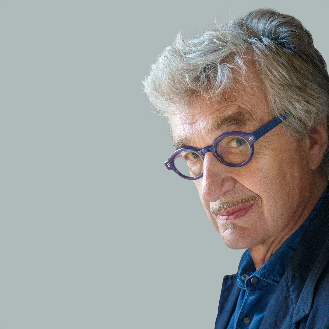 Wim Wenders mit Brille und Schnäuzer blickt in die Kamera