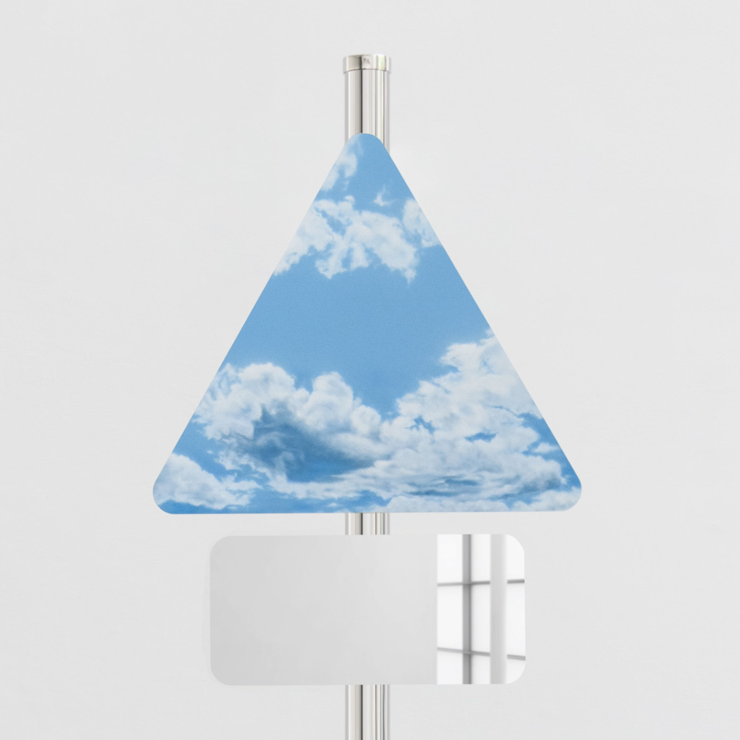 Der Himmel in Form eines Verkehrsschildes