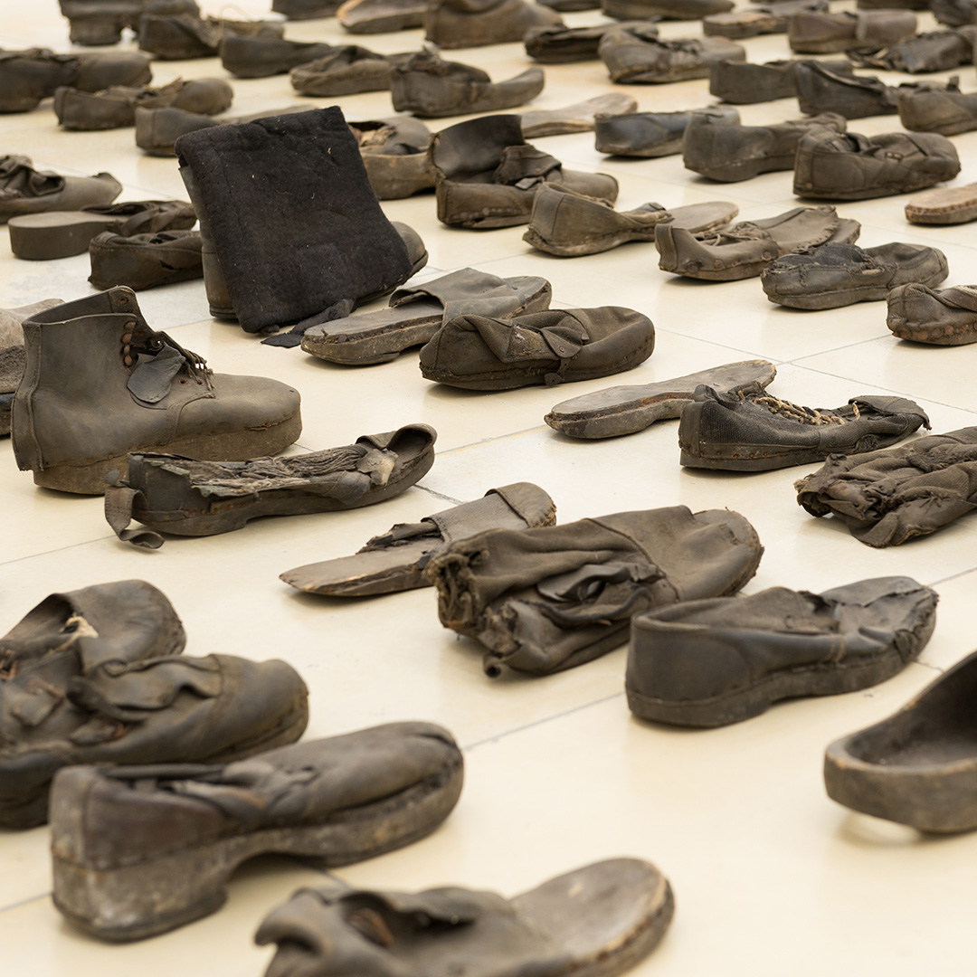 Unzählige Schuhe aufgereiht