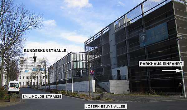 Foto zeigt das Parkhaus in der Joseph-Beuys-Allee.