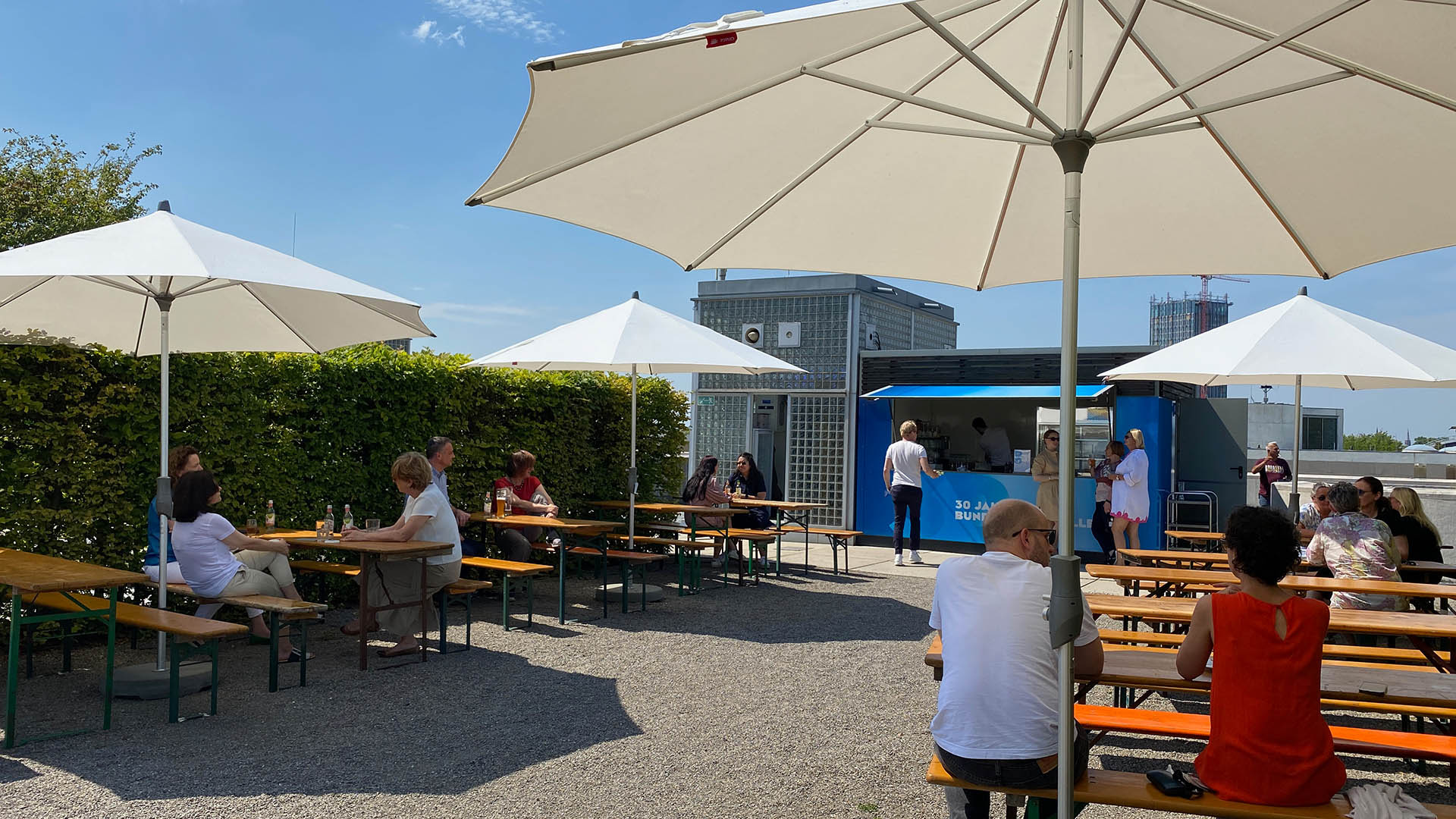 Photo shows the beer garden on the roof of the Bundeskunsthalle.