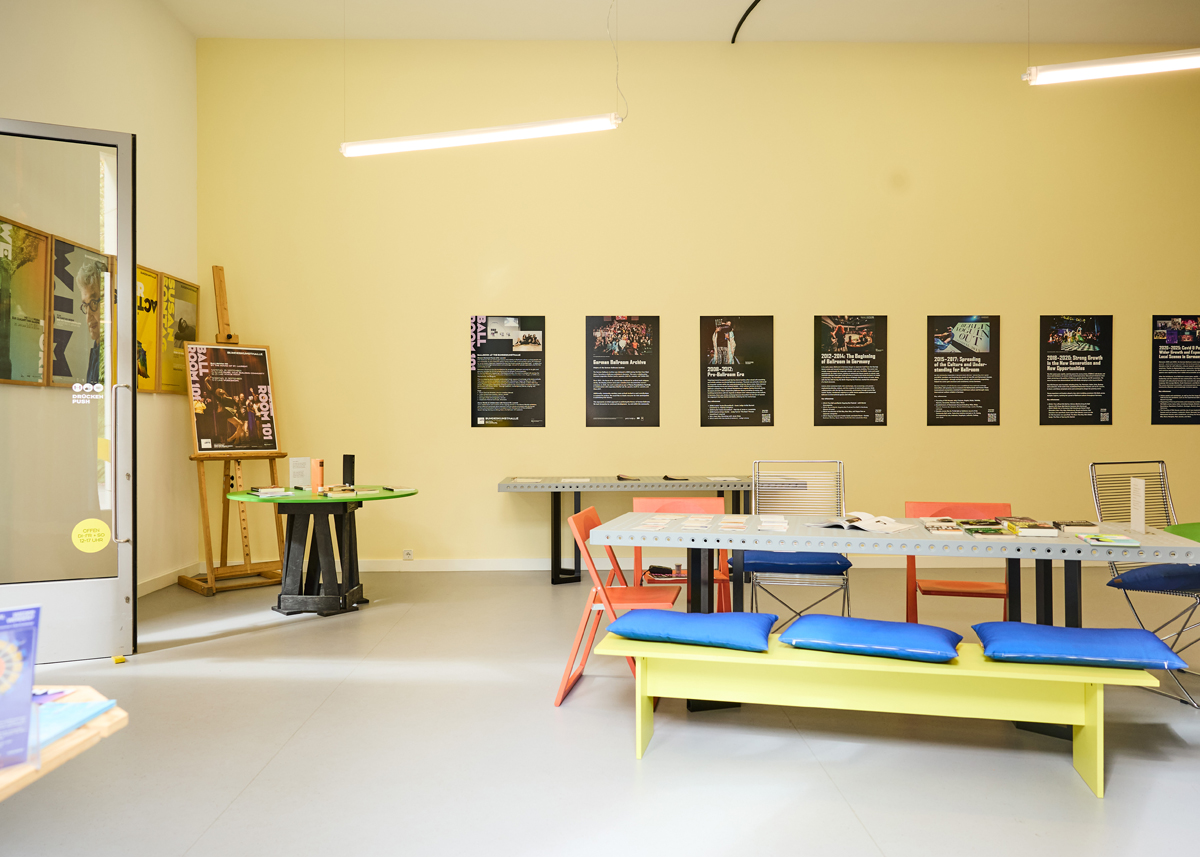 Foto zeigt Poster mit Infos zur Ballroom-Kultur.