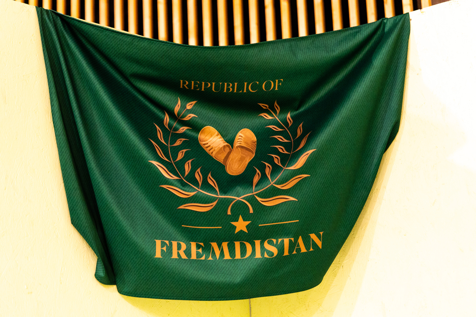 Fotografie zeigt eine fiktive Landesflagge.