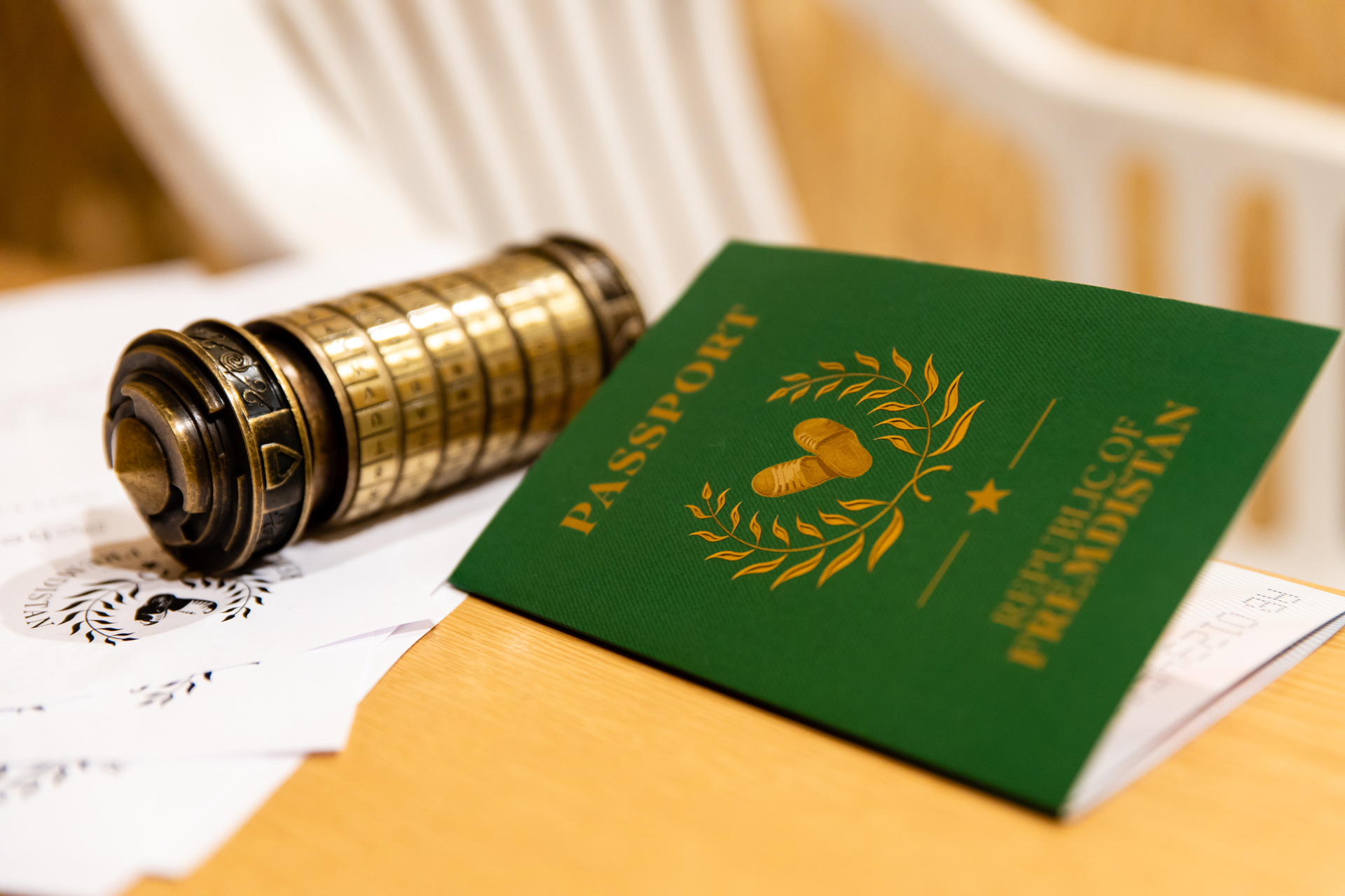 Fotografie zeigt fiktive Passpapiere und einen Stempel.