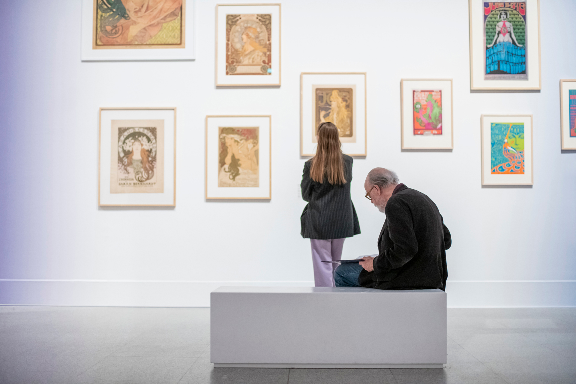 Publikum betrachtet Werbeplakate in der Ausstellung.