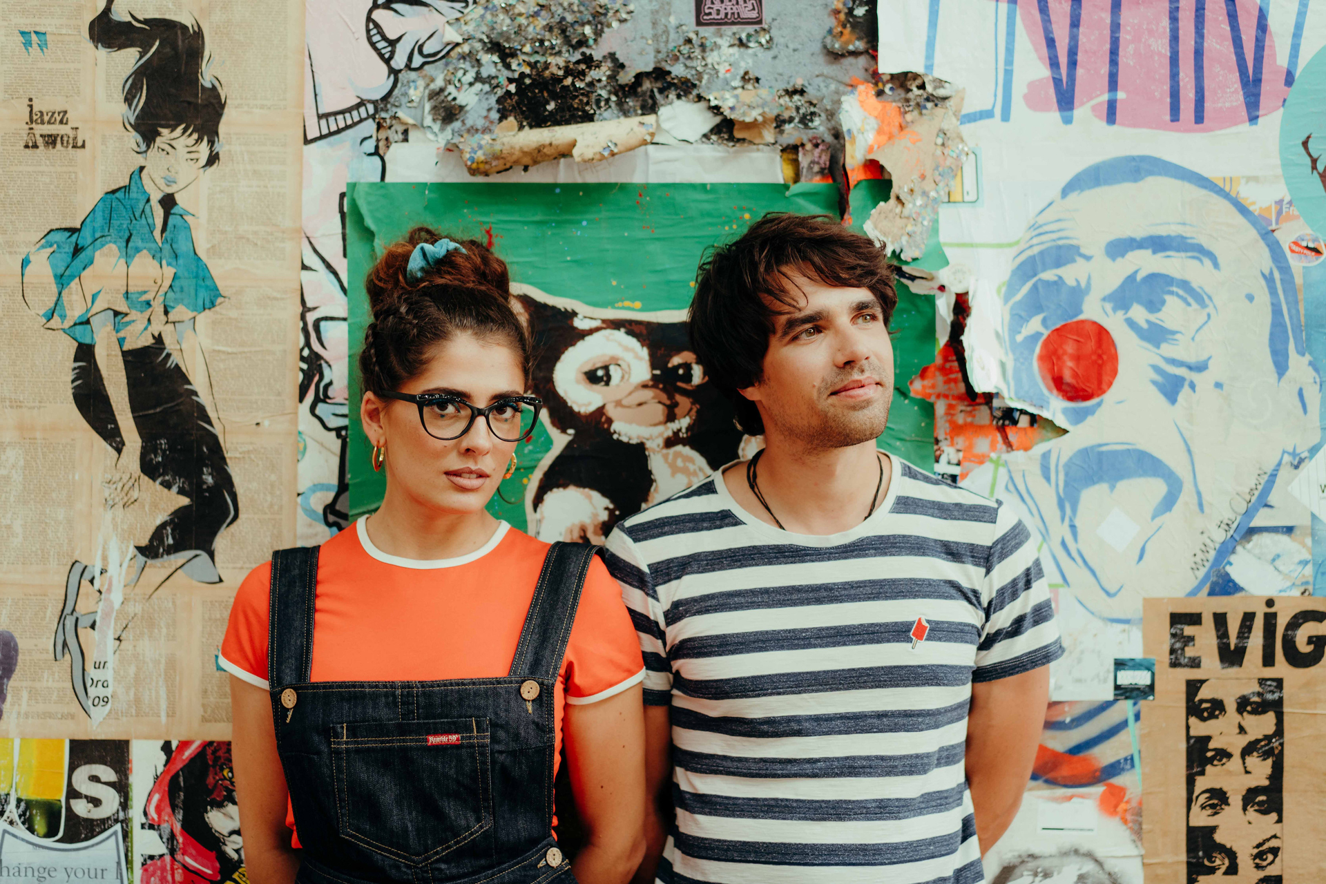 Foto zeigt Lina (Celina von Wrochem) und Bó (Luca Bo Hansen) vor einer Graffiti-Wand