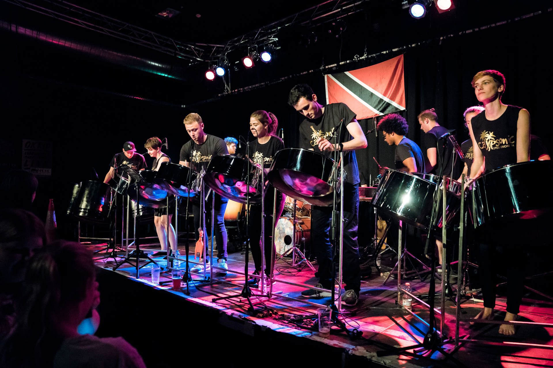 Calypsonic Steel Orchestra auf der Bühne.